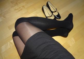 black_skirt_overknees_pantyhose_and_pumps_ii_05