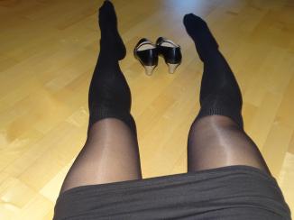 black_skirt_overknees_pantyhose_and_pumps_ii_13